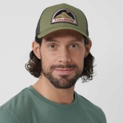 FJÄLLRÄVEN BADGE LÅNGTRADARKEPS Unisex - Cap -Sportbekleidungsgeschäft 5637915840 d badge langtradarkeps fjaellraeven 24