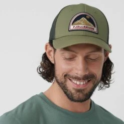 FJÄLLRÄVEN BADGE LÅNGTRADARKEPS Unisex - Cap -Sportbekleidungsgeschäft 5637915840 e badge langtradarkeps fjaellraeven 24